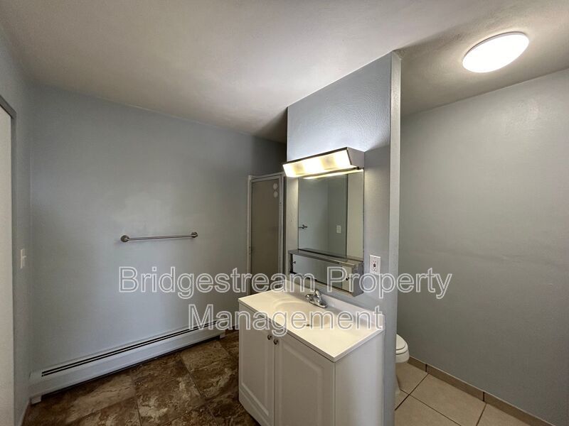 Upstairs 2 Bed, 2 bath Unit in Englewood property image