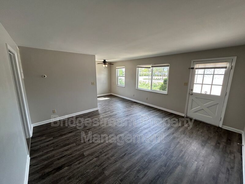 Beautifully Renovated 2 Bed, 2 Bath Unit in Centerville property image