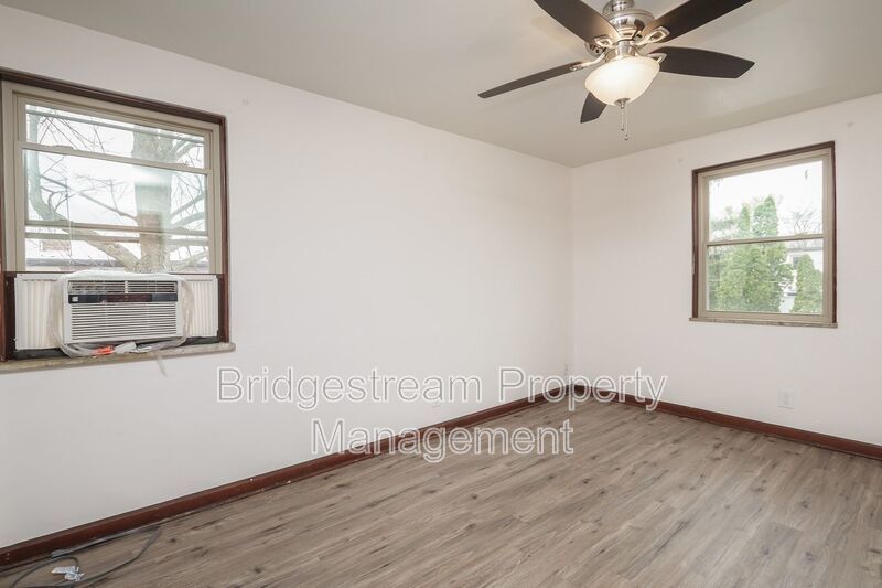 Cozy 1 Bedroom Apartment with Covered Parking in Oakwood property image