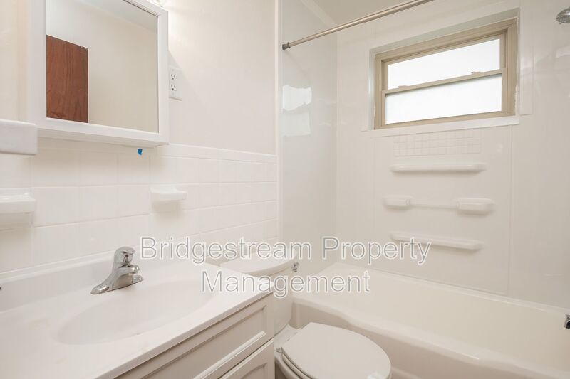 Cozy 1 Bedroom Apartment with Covered Parking in Oakwood property image