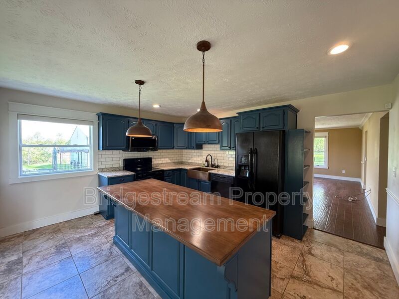 Beautiful 3 bed, 2.5 Bath Home with 1.5 acres of Land property image