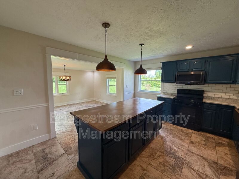 Beautiful 3 bed, 2.5 Bath Home with 1.5 acres of Land property image