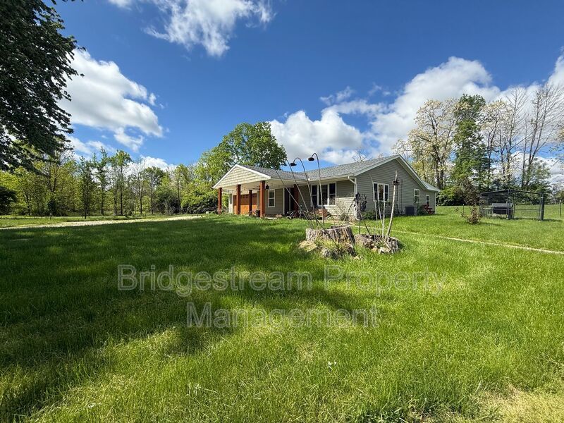 Beautiful 3 bed, 2.5 Bath Home with 1.5 acres of Land property image