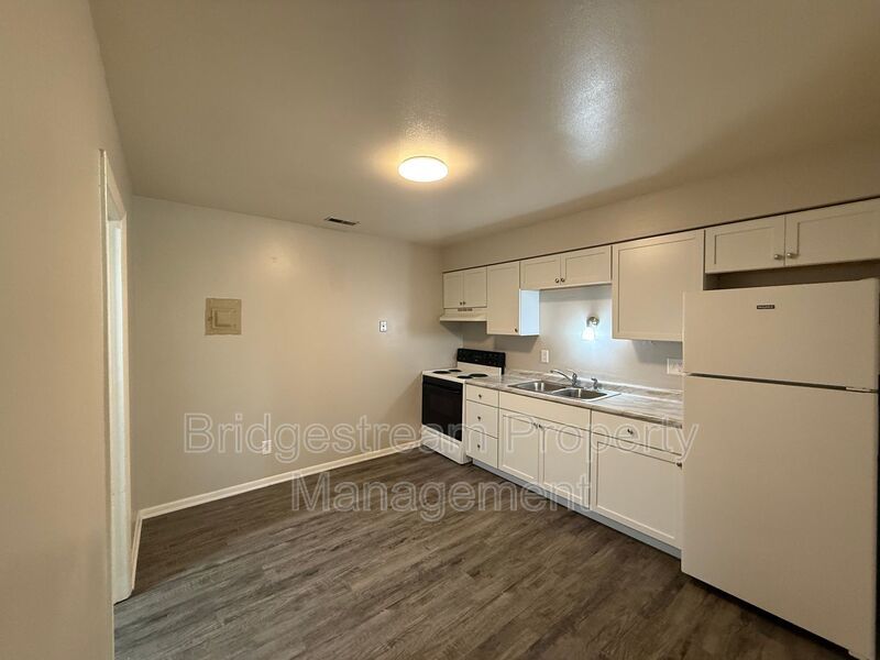 First Month's Rent-Free Move in Special Newly Renovated 2 Bed, 1 Bath Unit property image
