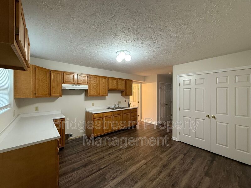 Cozy 2 Bed, 1.5 Bath Duplex with Attached Garage property image