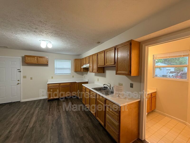 Cozy 2 Bed, 1.5 Bath Duplex with Attached Garage property image