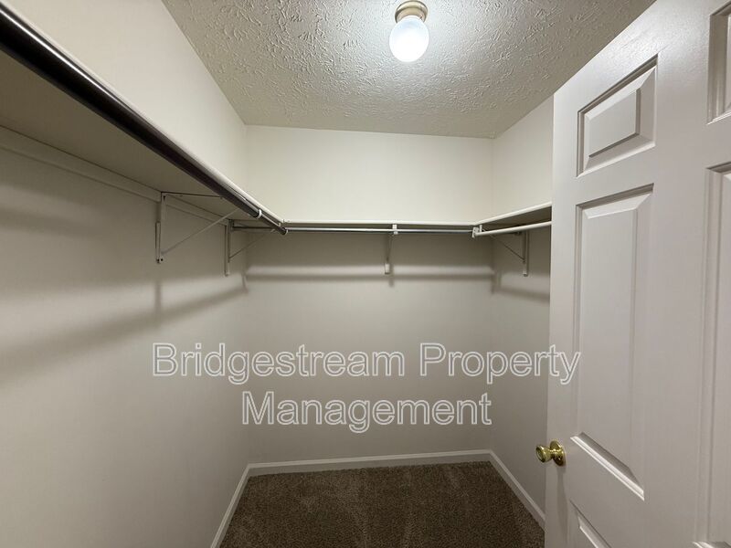 Cozy 2 Bed, 1.5 Bath Duplex with Attached Garage property image
