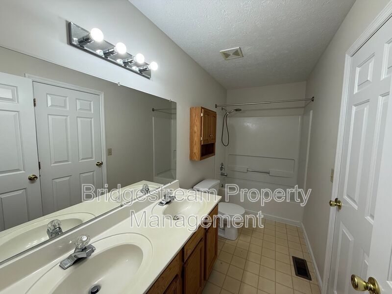 Cozy 2 Bed, 1.5 Bath Duplex with Attached Garage property image
