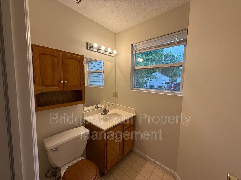 Cozy 2 Bed, 1.5 Bath Duplex with Attached Garage property image