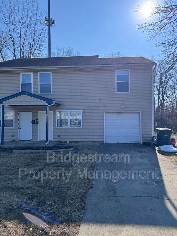 Cozy 2 Bed, 1.5 Bath Duplex with Attached Garage property image