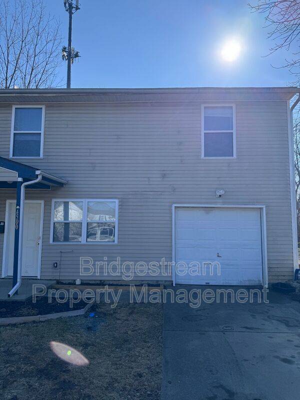 Cozy 2 Bed, 1.5 Bath Duplex with Attached Garage property image