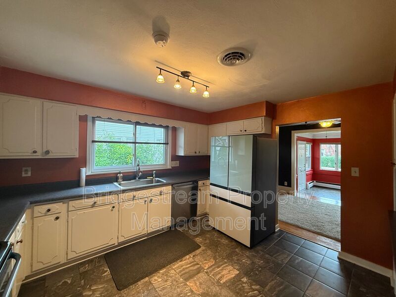 Beautiful Oakwood Home with Detached Garage property image