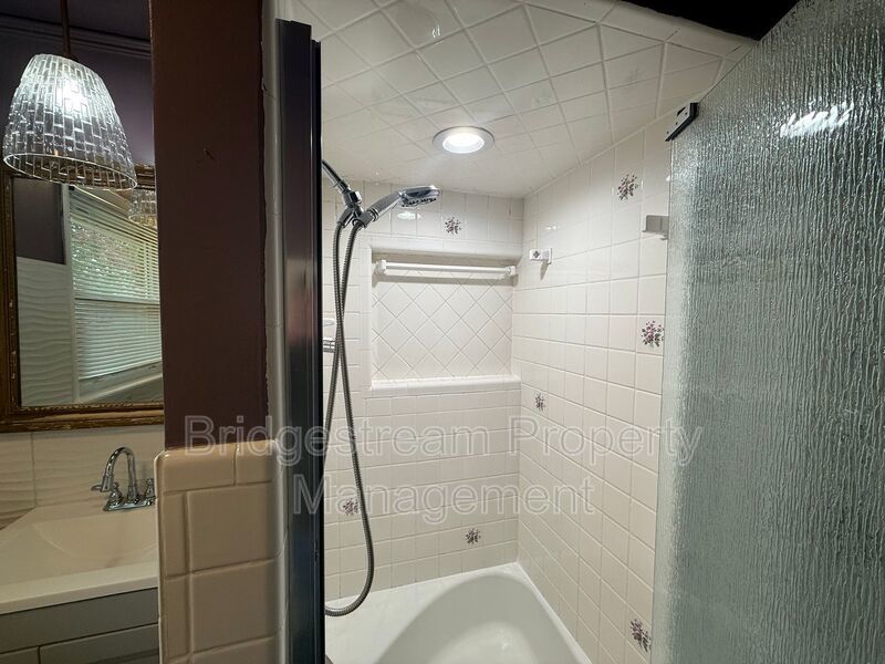 Beautiful Oakwood Home with Detached Garage property image