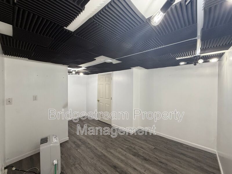 Beautiful Oakwood Home with Detached Garage property image
