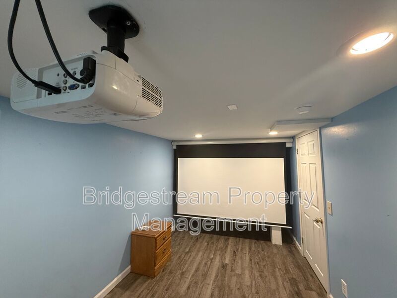 Beautiful Oakwood Home with Detached Garage property image