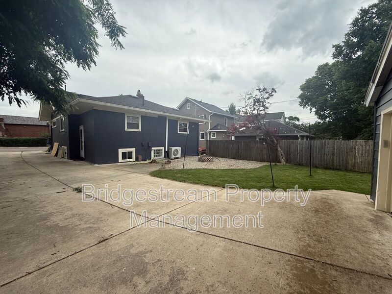 Beautiful Oakwood Home with Detached Garage property image