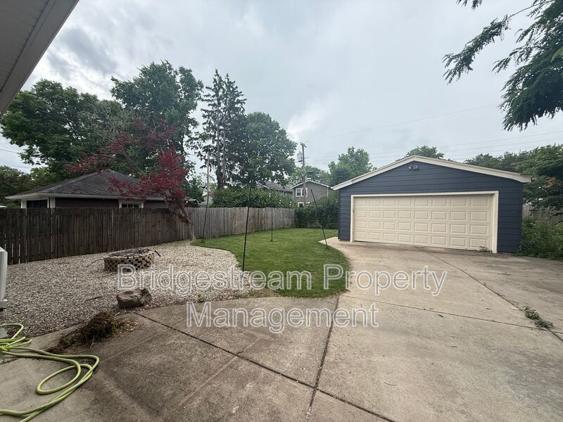 Beautiful Oakwood Home with Detached Garage property image