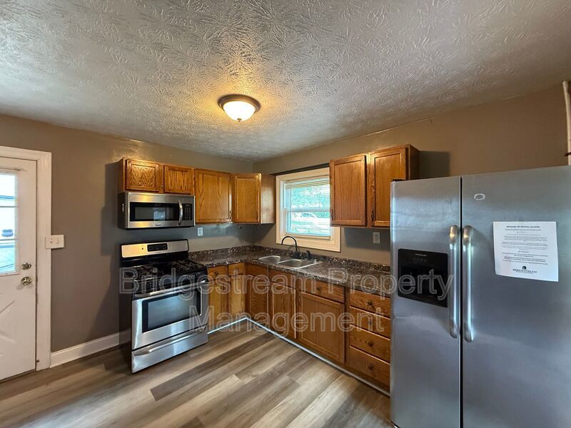 Cozy 3 Bedroom Home with Detached 2 Car Garage property image