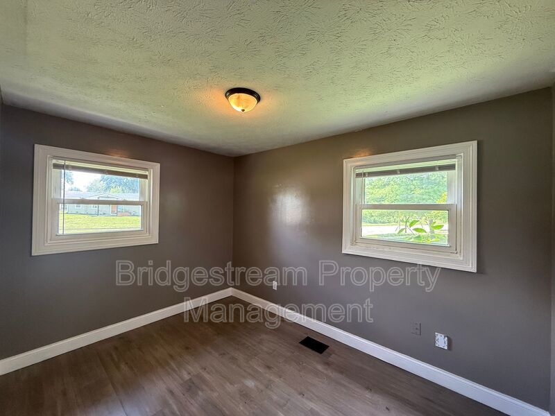 Cozy 3 Bedroom Home with Detached 2 Car Garage property image