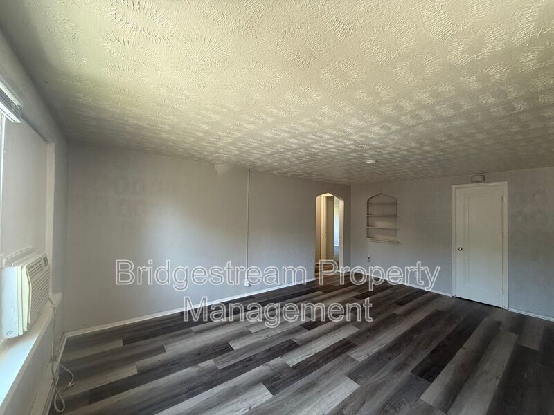 Cozy 2 Bed, 1 bath Upstairs Apartment Now Available property image