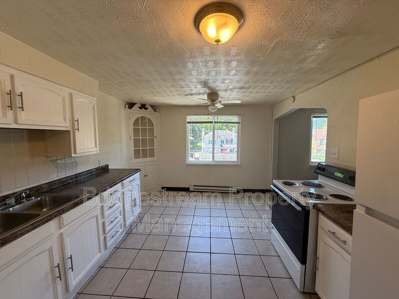 Cozy 2 Bed, 1 bath Upstairs Apartment Now Available property image