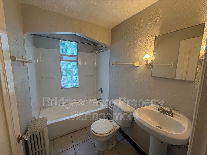 Cozy 2 Bed, 1 bath Upstairs Apartment Now Available property image