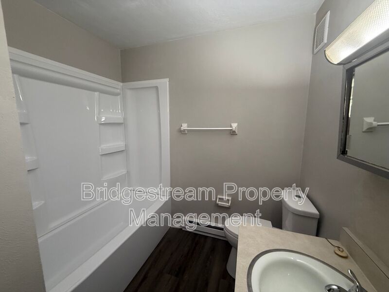 Cozy 2 Bed, 1 Bath Downstairs Unit Now Available property image