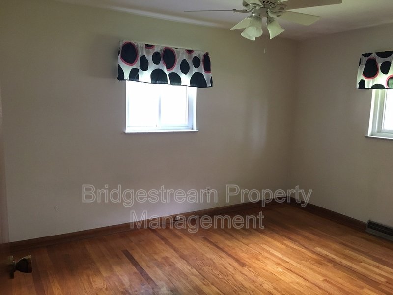 3 Bedroom, 2 full bath home with 2 car attached garage in Englewood property image