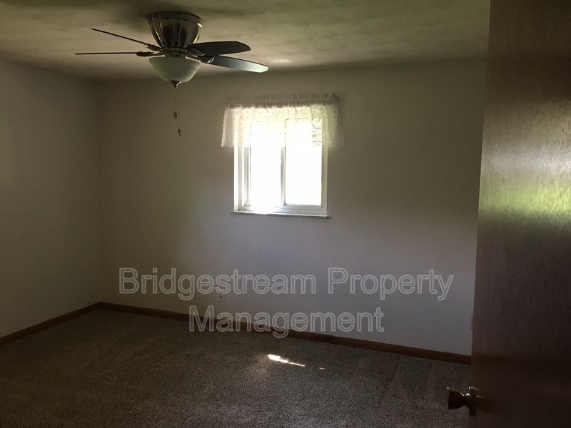 3 Bedroom, 2 full bath home with 2 car attached garage in Englewood property image