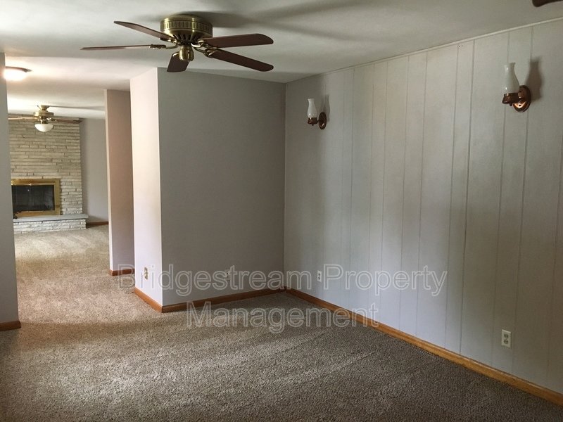 3 Bedroom, 2 full bath home with 2 car attached garage in Englewood property image