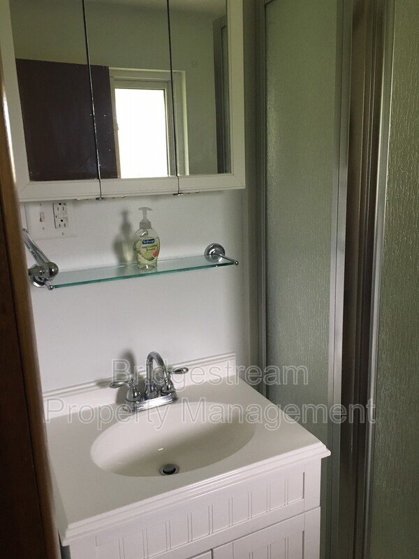 3 Bedroom, 2 full bath home with 2 car attached garage in Englewood property image