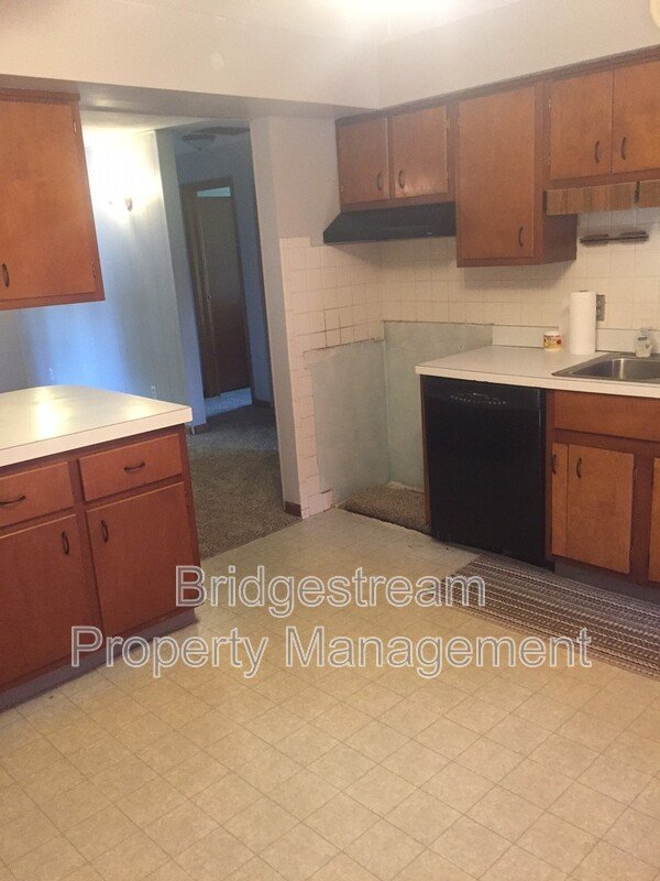 3 Bedroom, 2 full bath home with 2 car attached garage in Englewood property image