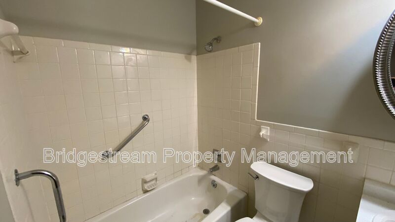 Cozy 2 Bed, 1 Bath Unit in Candlewood property image