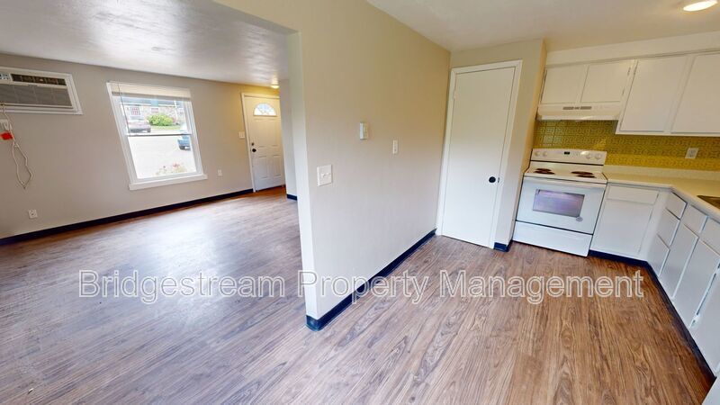 Spacious 2 Floor, 1 Bed, 1 Bath Townhome property image