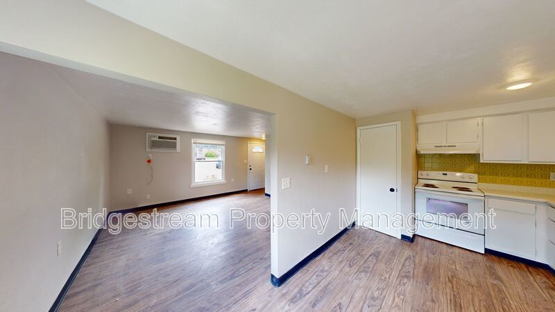 Spacious 2 Floor, 1 Bed, 1 Bath Townhome property image