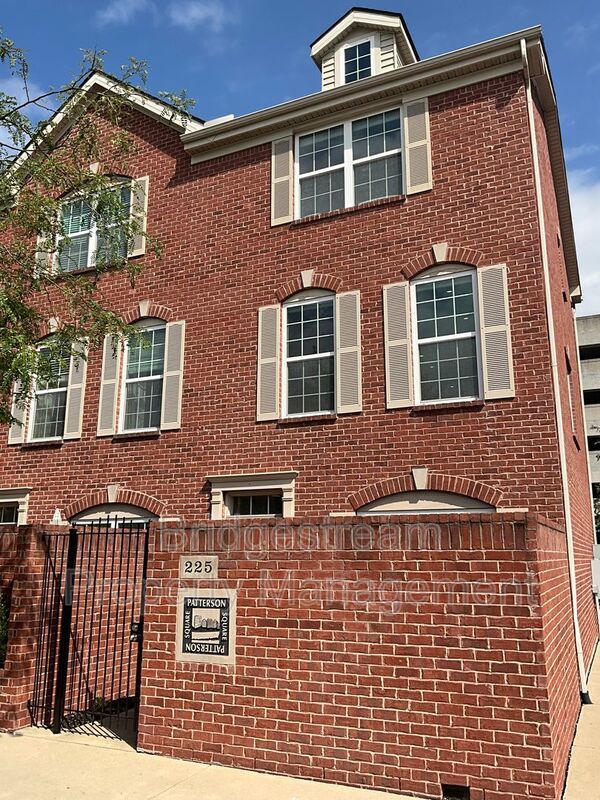 Beautiful 2 bedroom, 1.5 bath townhome with 1 car attached garage and reserved parking space in Downtown Dayton near Riverscape property image