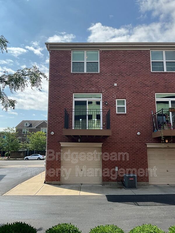Beautiful 2 bedroom, 1.5 bath townhome with 1 car attached garage and reserved parking space in Downtown Dayton near Riverscape property image