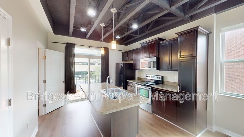 Beautiful 2 bedroom, 1.5 bath townhome with 1 car attached garage and reserved parking space in Downtown Dayton near Riverscape property image