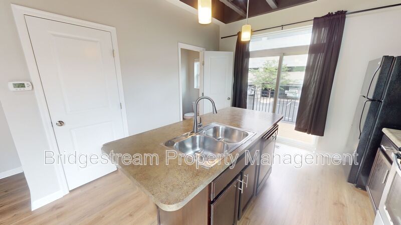 Beautiful 2 bedroom, 1.5 bath townhome with 1 car attached garage and reserved parking space in Downtown Dayton near Riverscape property image