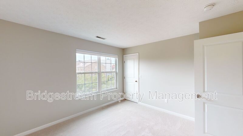 Beautiful 2 bedroom, 1.5 bath townhome with 1 car attached garage and reserved parking space in Downtown Dayton near Riverscape property image