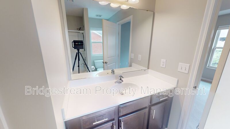 Beautiful 2 bedroom, 1.5 bath townhome with 1 car attached garage and reserved parking space in Downtown Dayton near Riverscape property image
