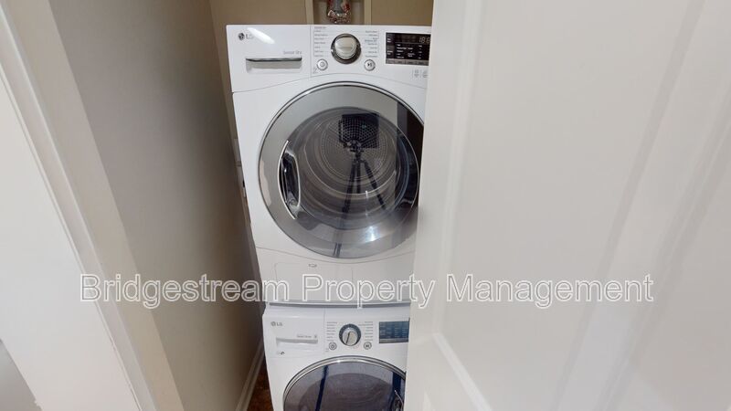 Beautiful 2 bedroom, 1.5 bath townhome with 1 car attached garage and reserved parking space in Downtown Dayton near Riverscape property image