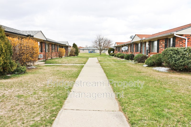 Cozy 2 Bed, 1 Bath Ranch Style Apartment property image