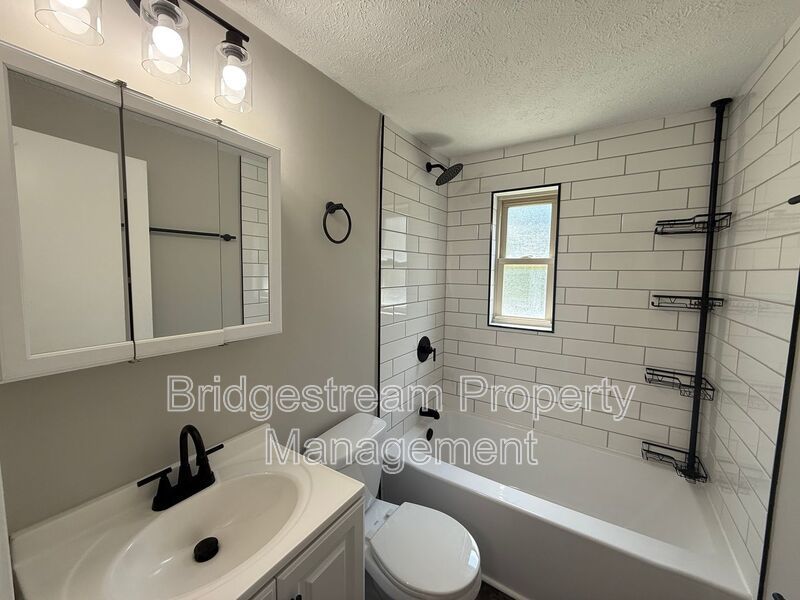 Newly Renovated 2 Bed, 1 Bath Apartment in Oakwood property image
